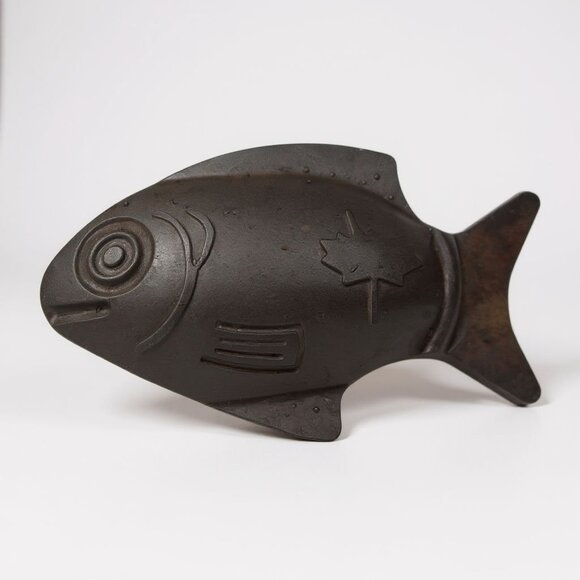 Vintage Cast Iron Fish Paperweight/Decorative Object With Canadian Maple Leaf Ma - Picture 1 of 6